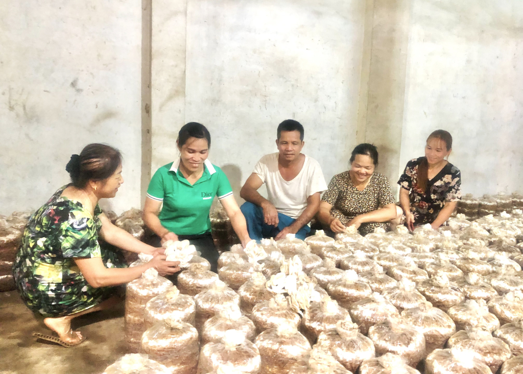 Chị em phụ nữ xóm Nà Giảo, xã Ngọc Đào (Hà Quảng) chia sẻ kinh nghiệm vay vốn tín dụng chính sách hộ nghèo phát triển mô hình trồng nấm rơm.