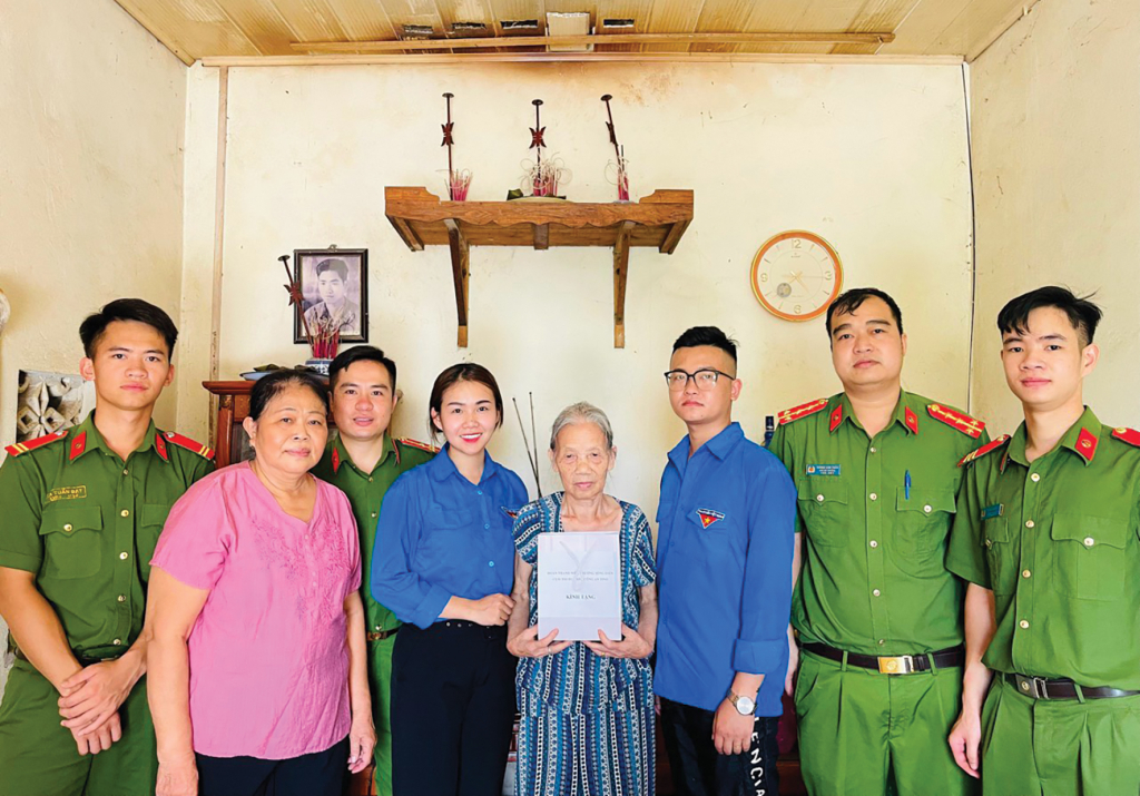 Bí thư Đoàn Thanh niên phường Sông Hiến (Thành phố) Nông Thị Thùy Loan luôn đi đầu trong các hoạt động tương thân, tương ái trên địa bàn.