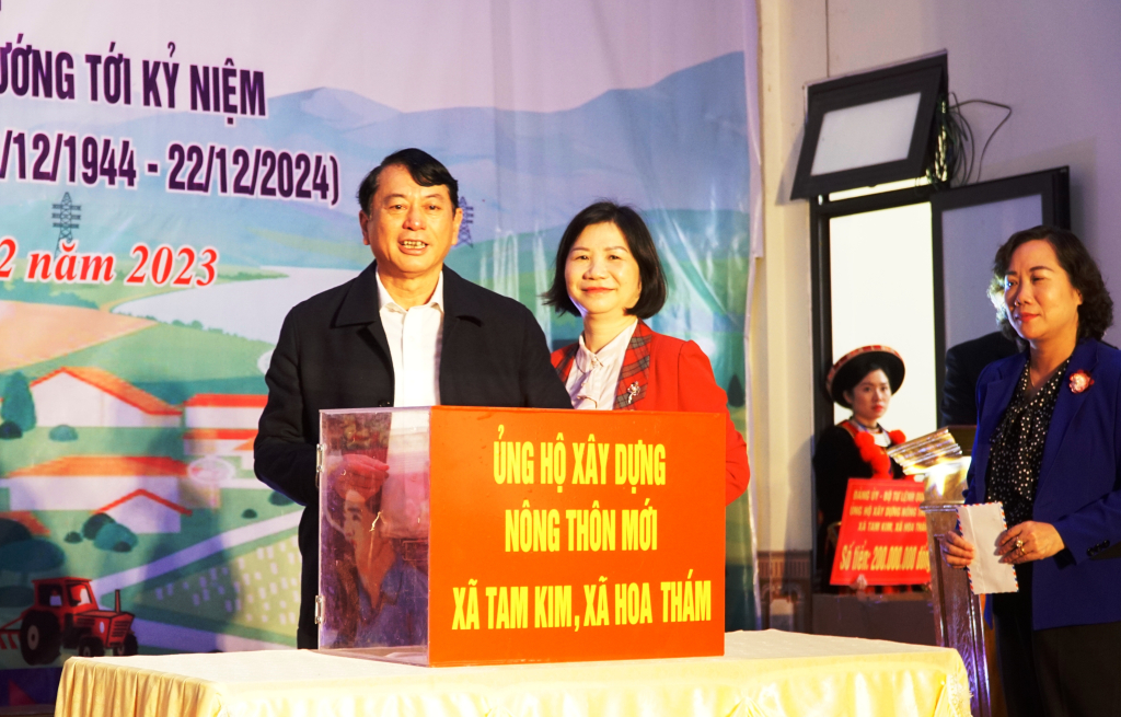 Các đồng chí Lãnh đạo tỉnh ủng hộ hai xã Tam Kim, Hoa Thám (Nguyên Bình) XDNTM.