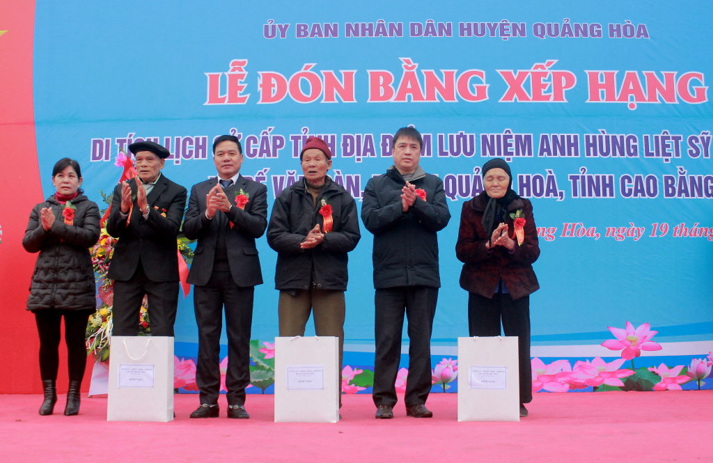 Lãnh đạo UBND huyện Quảng Hòa tặng quà thân nhân các gia đình chính sách