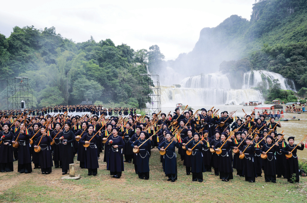 Màn trình diễn hát Then, đàn tính với sự tham gia 1.000 người tại Lễ hội thác Bản Giốc năm 2023 được xác lập kỷ lục Việt Nam.