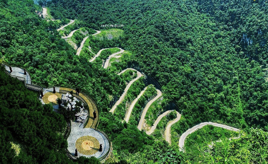 Đèo 15 tầng Khau Cốc Trà, huyện Bảo Lạc hiện nay đang được nâng cấp là cung đường kết nối tuyến trải nghiệm du lịch thứ 5 giữa Công viên địa chất toàn cầu UNESCO Cao nguyên đá Đồng Văn , Hà Giang với Công viên địa chất toàn cầu UNESCO Non nước Cao Bằng.