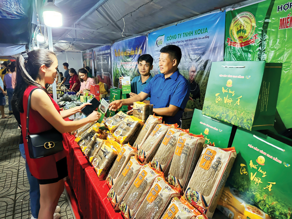 Sản phẩm miến dong của Hợp tác xã nông sản Tân Việt Á được quảng bá, giới thiệu đến người tiêu dùng tại các hội chợ xúc tiến thương mại.