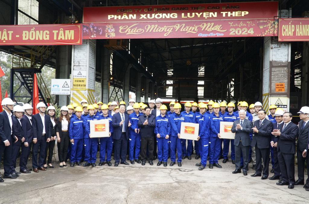 Thủ tướng Chính phủ Phạm Minh Chính động viên và tặng quà cho tập thể cán bộ, công nhân, người lao động Công ty cổ phần Gang Thép Cao Bằng.