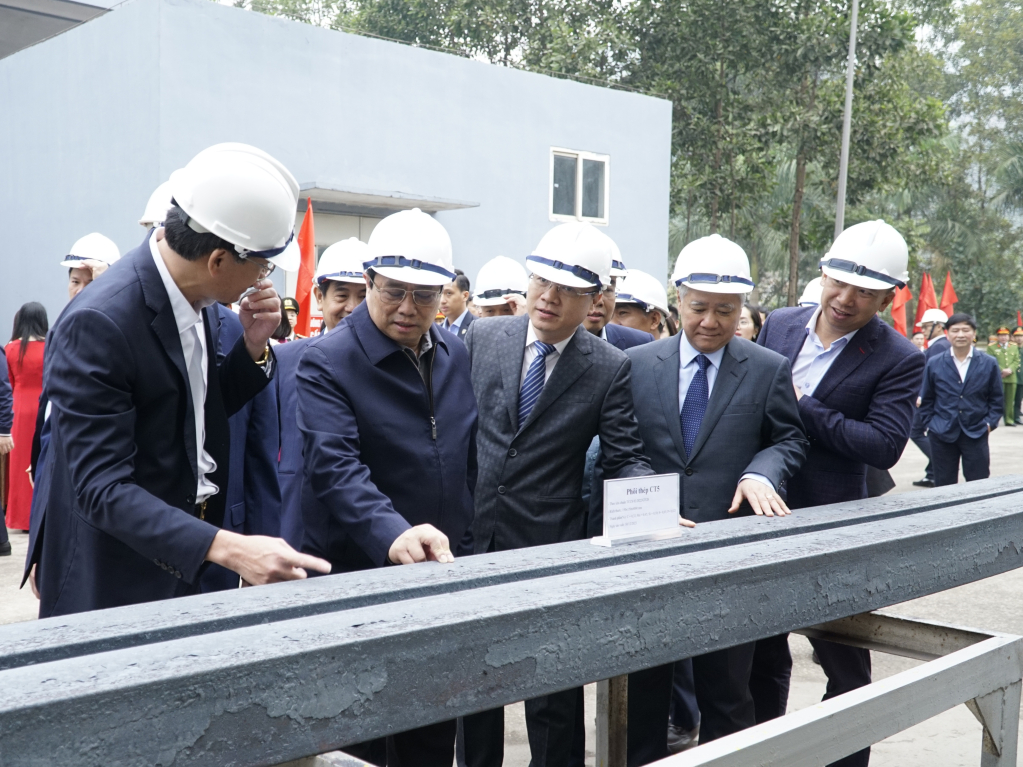 Thủ tướng Chính phủ Phạm Minh Chính thăm quan sản phẩm phôi thép của công ty.