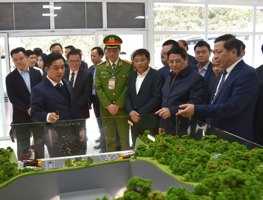Thủ tướng Phạm Minh Chính nghe giới thiệu về mô hình kết cấu hầm đường bộ trên tuyến cao tốc Đồng Đăng - Trà Lĩnh.