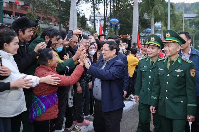 Thủ tướng Phạm Minh Chính thăm, chúc Tết các lực lượng chức năng và nhân dân khu vực tại Cửa khẩu quốc tế Trà Lĩnh.