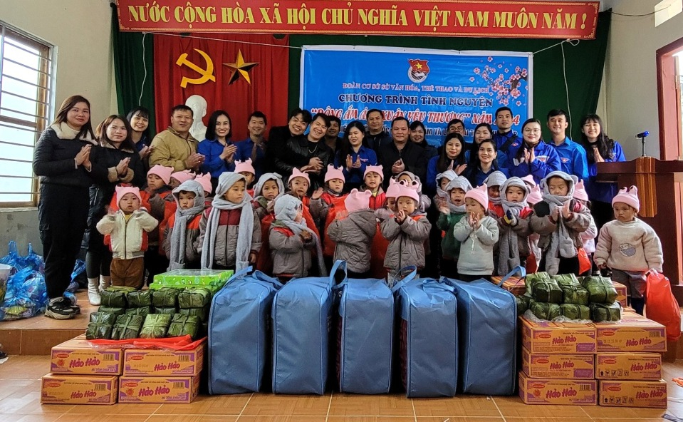 Đoàn công tác tặng quà cho học sinh tại Điểm trường mầm non Lũng Cắm, xã Huy Giáp (Bảo Lạc).