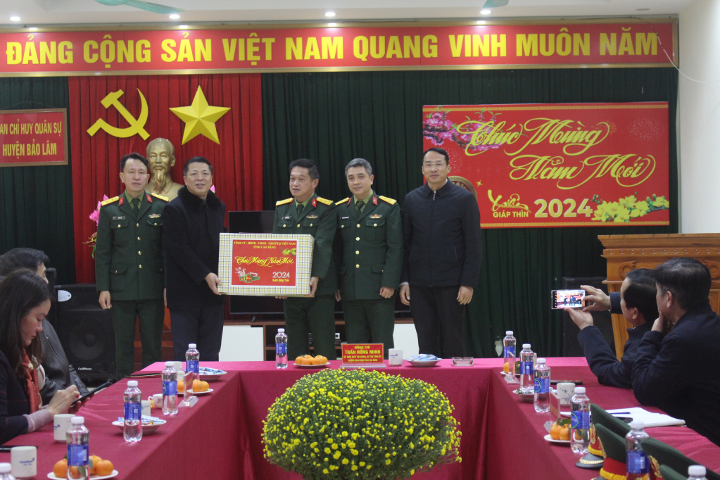 Bí thư Tỉnh ủy Trần Hồng Minh và đoàn công tác thăm, tặng quà Tết cho cán bộ, chiến sỹ Ban Chỉ huy Quân sự huyện Bảo Lâm 