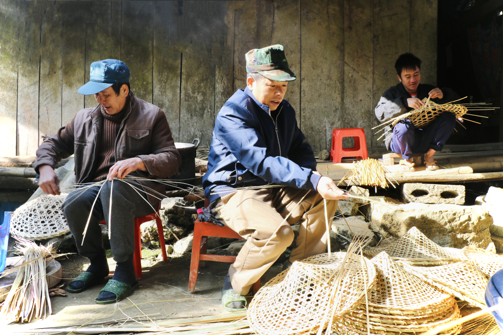 Người dân xóm Hoàng Diệu, xã Tự Do duy trì và phát triển nghề truyền thống làm nón Chúp xà.