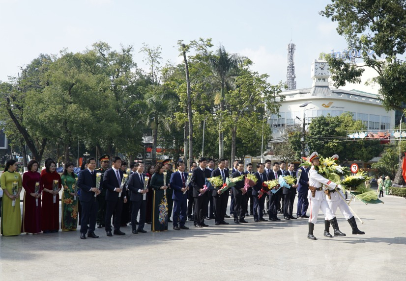 Đoàn đại biểu tỉnh dâng hoa Tượng đài Chủ tịch Hồ Chí Minh tại trung tâm thành phố.