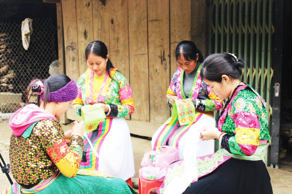 Các thiếu nữ dân tộc Mông thêu váy áo chuẩn bị vui xuân.