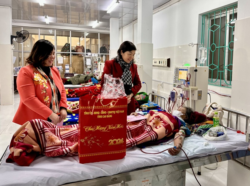 Đoàn công tác của tỉnh thăm, tặng quà Tết các bệnh nhân hoàn cảnh khó khăn điều trị tại Bệnh viện Đa khoa tỉnh