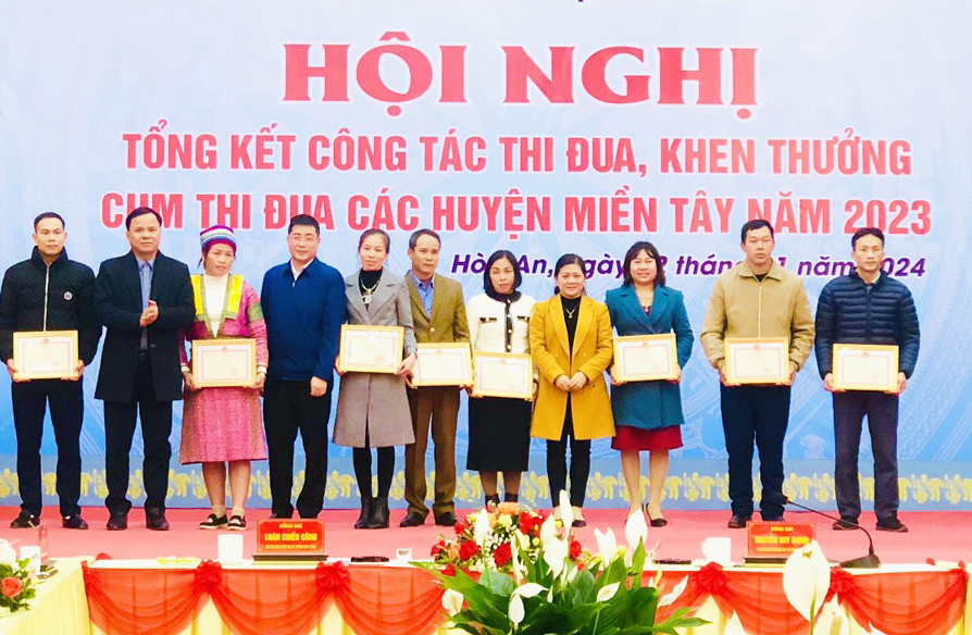 Anh Hoàng Văn Bé (thứ 6 từ phải sang) nhận giấy khen điển hình tiên tiến trong thực hiện các phong trào thi đua của Cụm thi đua các huyện miền Tây năm 2023.