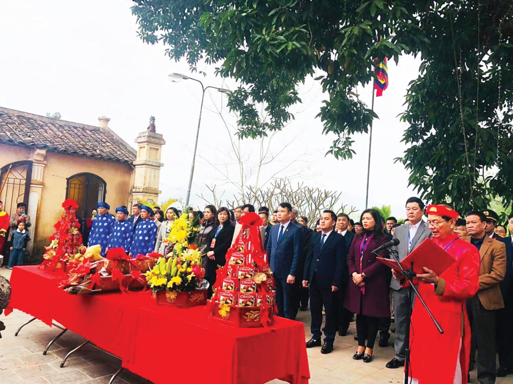 Những bậc trưởng lão và lãnh đạo huyện Hòa An thực hiện các nghi thức khai mạc Lễ hội đền Vua Lê, xã Hoàng Tung.
