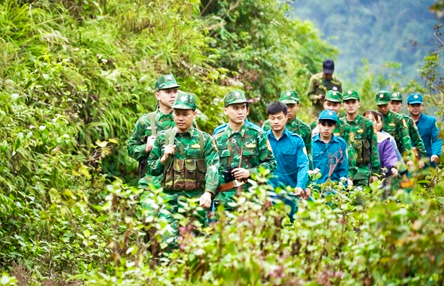Cán bộ, chiến sĩ Đồn Biên phòng Cửa khẩu Quốc tế Trà Lĩnh và nhân dân tuần tra, bảo vệ biên giới.