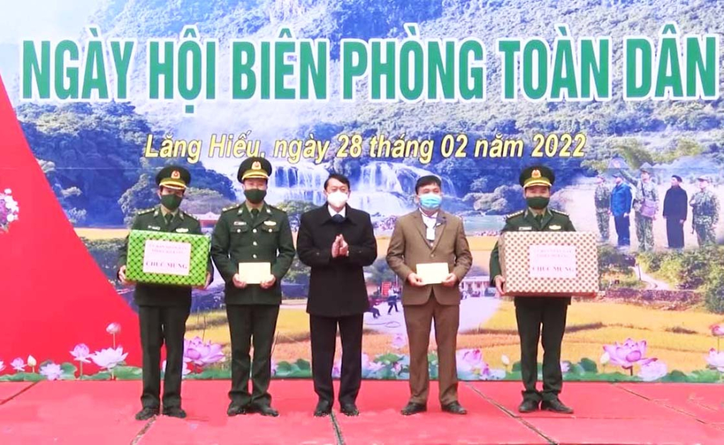 Chủ tịch UBND tỉnh Hoàng Xuân Ánh tặng quà Đồn Biên phòng Ngọc Chung và xã Lăng Hiếu (Trùng Khánh) trong Ngày hội Biên phòng toàn dân năm 2022.
