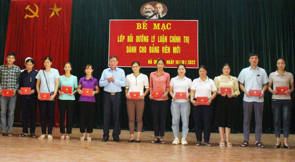 Các đảng viên mới của huyện Hà Quảng được bồi dưỡng lý luận chính trị.
