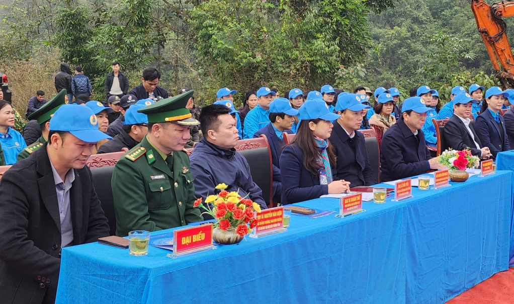 Đại biểu dự Lễ khởi công đường tuần tra biên giới tại Hà Quảng.