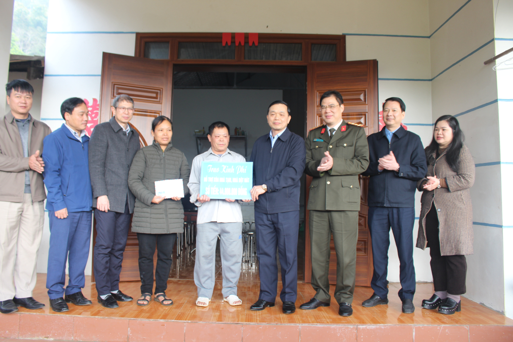 Đoàn trao tặng kinh phí hỗ trợ cho hộ gia đình ông Đinh Văn Tuyển, xóm Nà Khoang, xã Vũ Minh (Nguyên Bình).