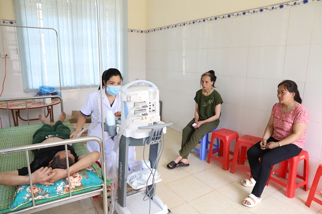 Người dân huyện Hà Quảng được chăm lo sức khỏe ban đầu tại cơ sở.
