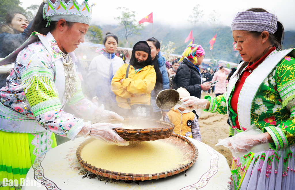Thi nấu mèn mén - món ăn truyền thống của đồng bào dân tộc Mông.