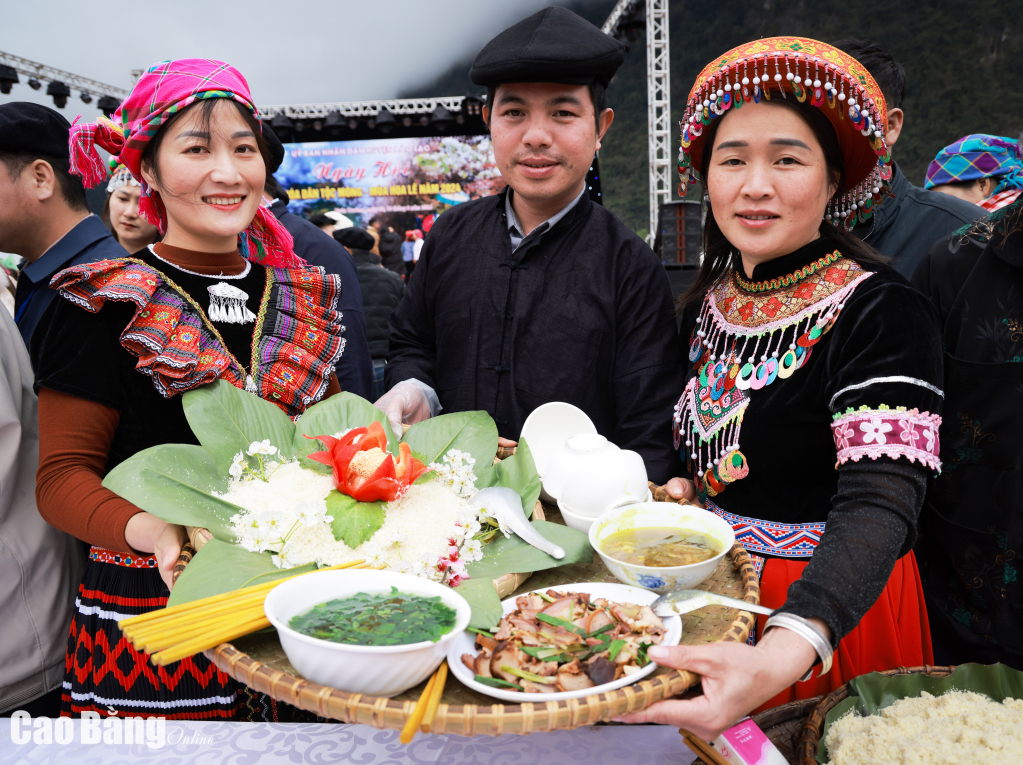 Nét ẩm thực độc đáo của đồng bào dân tộc Mông tại ngày hội.