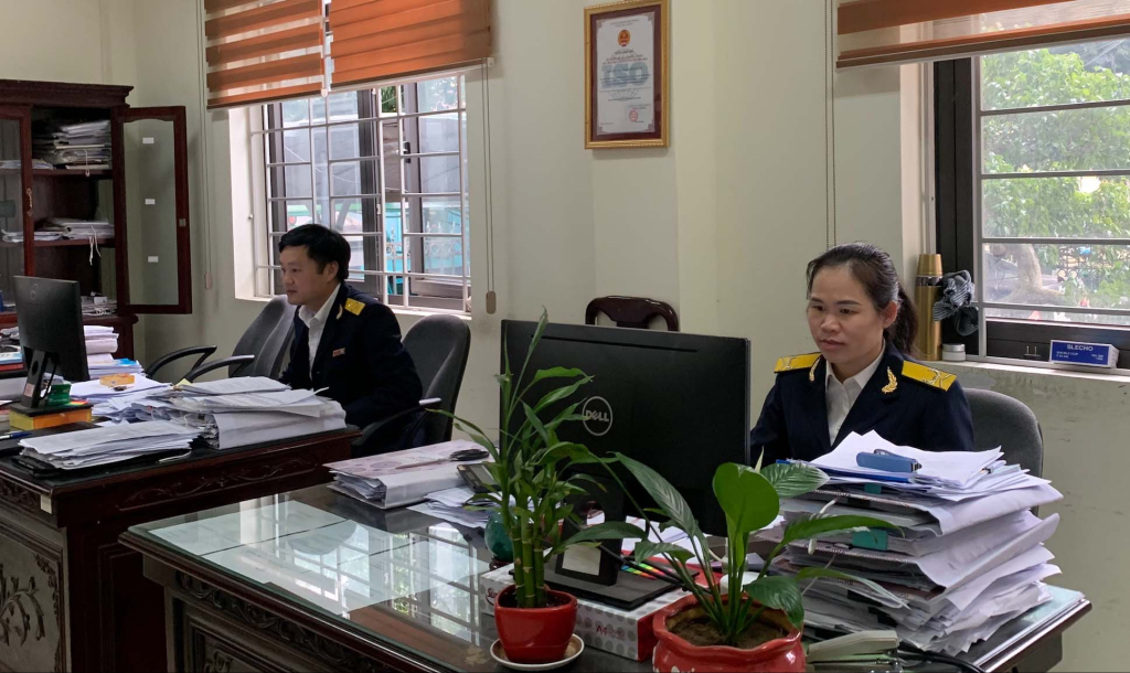 Cán bộ chi cục thuế huyện Nguyên Bình cập nhật số liệu kế toán thuế
