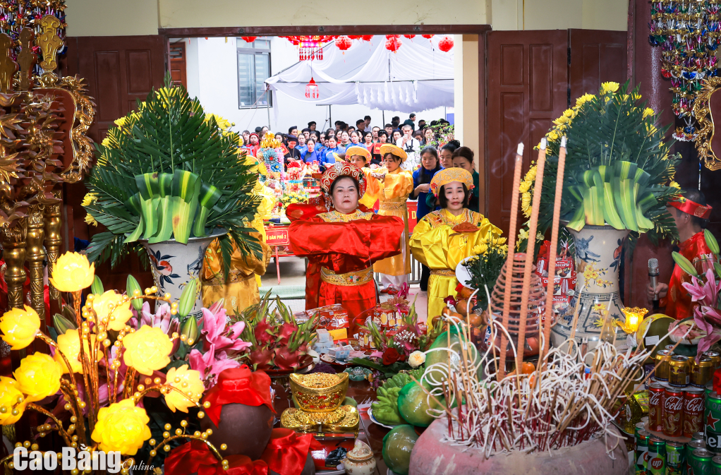 Lễ hội Co Sầu thị trấn Trùng Khánh nhằm lưu giữ lịch sử đền Quan Thánh, đáp ứng nhu cầu tâm linh và đời sống tinh thần của nhân dân các dân tộc thị trấn, du khách thập phương. Ảnh: Chủ lễ làm lễ tế tại đền Quan Thánh.