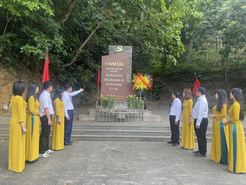  Cán bộ, phóng viên Báo Cao Bằng về nguồn tại Khu di tích lịch sử Nặm Lìn, xóm Hào Lịch, xã Hoàng Tung (Hòa An).