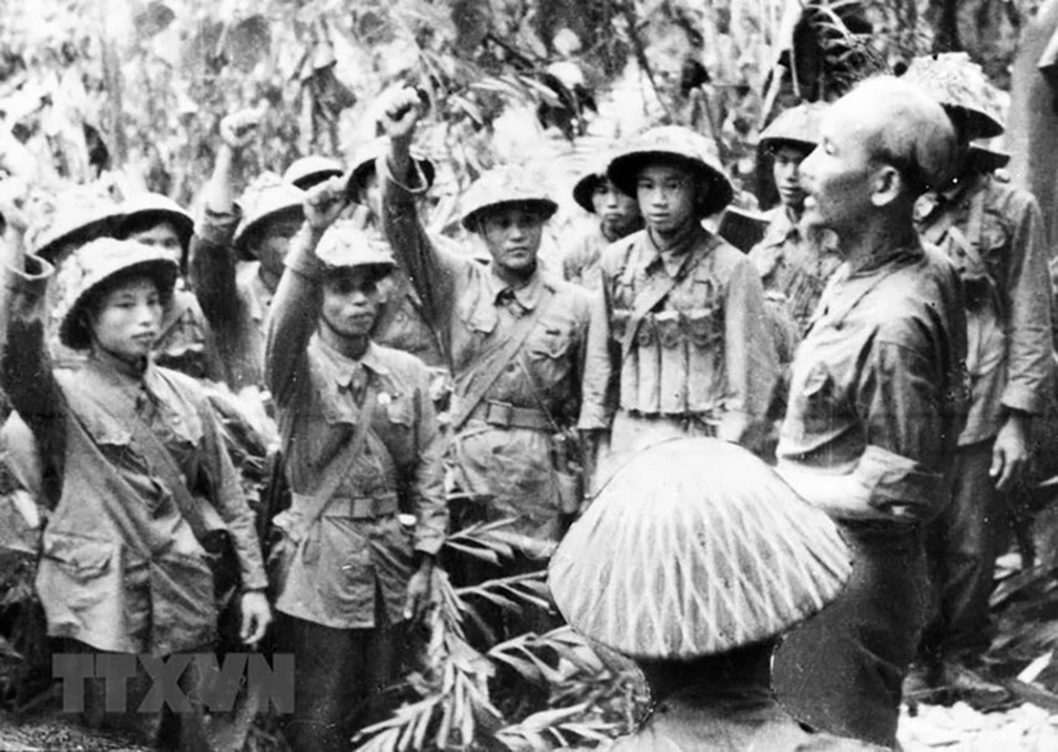Chủ tịch Hồ Chí Minh đến thăm và nói chuyện với một đơn vị bộ đội tham gia Chiến dịch Điện Biên Phủ năm 1954. (Ảnh tư liệu: TTXVN).