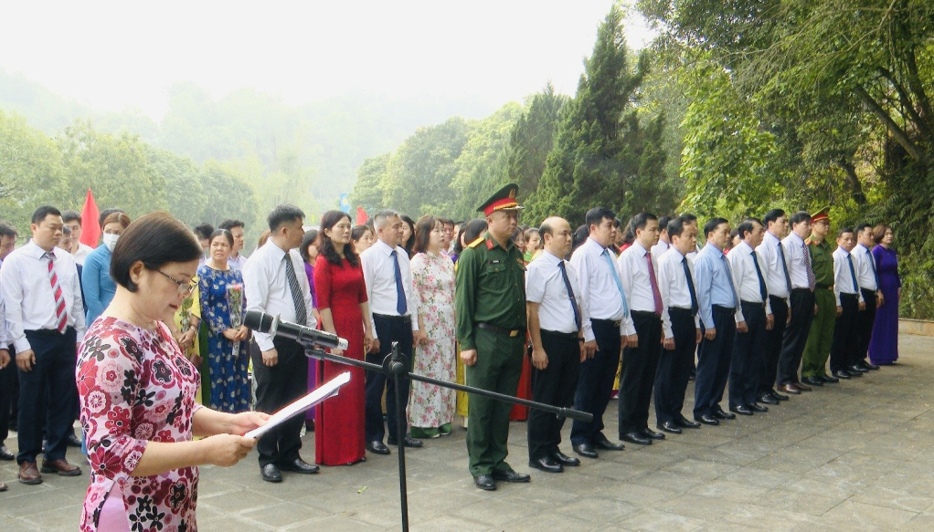 Đoàn đại biểu tỉnh dâng hoa tại khu di tích lịch sử Nặm Lìn (Hòa An)