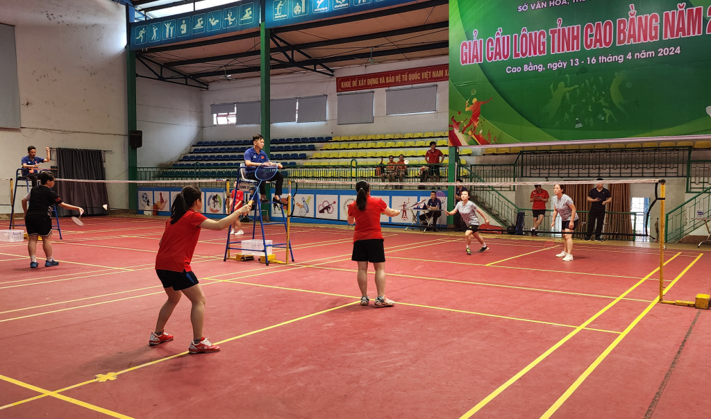 Lượt trận đầu của các vận động viên tham gia giải cầu lông tỉnh Cao Bằng năm 2024.