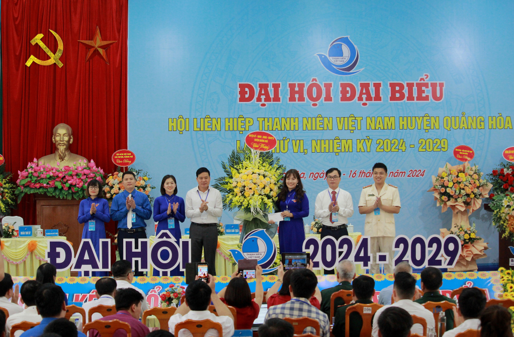 Lãnh đạo huyện Quảng Hòa chúc mừng Đại hội Đoàn TNCS Hồ Chí Minh huyện nhiệm kỳ 2024 - 2029.