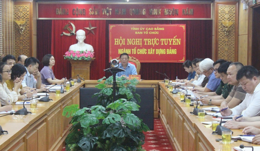 Bí thư Tỉnh ủy Trần Hồng Minh và các đại biểu dự hội nghị tại điểm cầu Cao Bằng