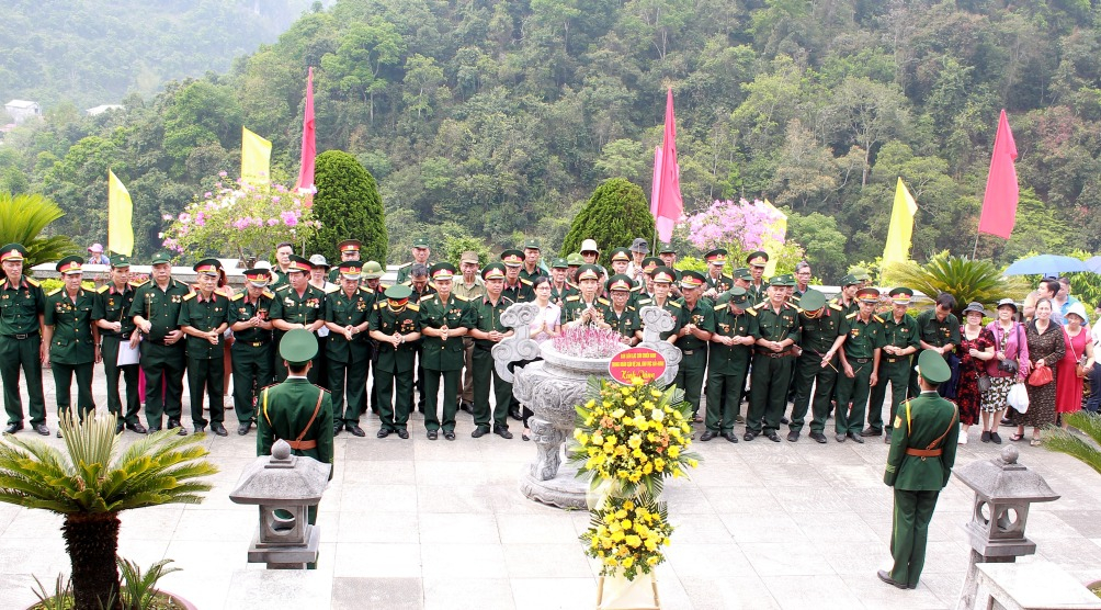 Ban liên lạc cựu chiến binh Trung đoàn cận vệ 246 và lãnh đạo huyện Hà Quảng dâng hương, dân hoa Đền thờ Chủ tịch Hồ Chí Minh