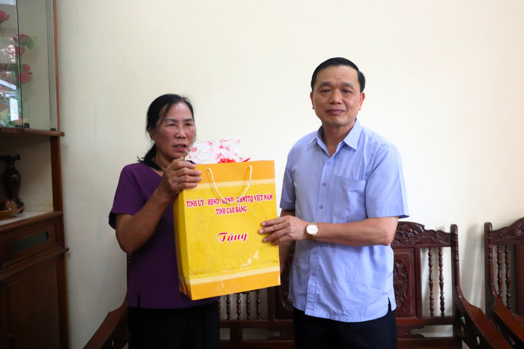 Phó Bí thư Thường trực Tỉnh ủy Triệu Đình Lê tặng quà các chiến sĩ Điện Biên và thân nhân liệt sĩ tại huyện Hòa An