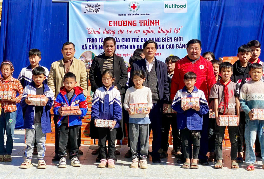 Hội Chữ thập đỏ tỉnh tặng sữa cho học sinh xã Cần Nông (Hà Quảng).