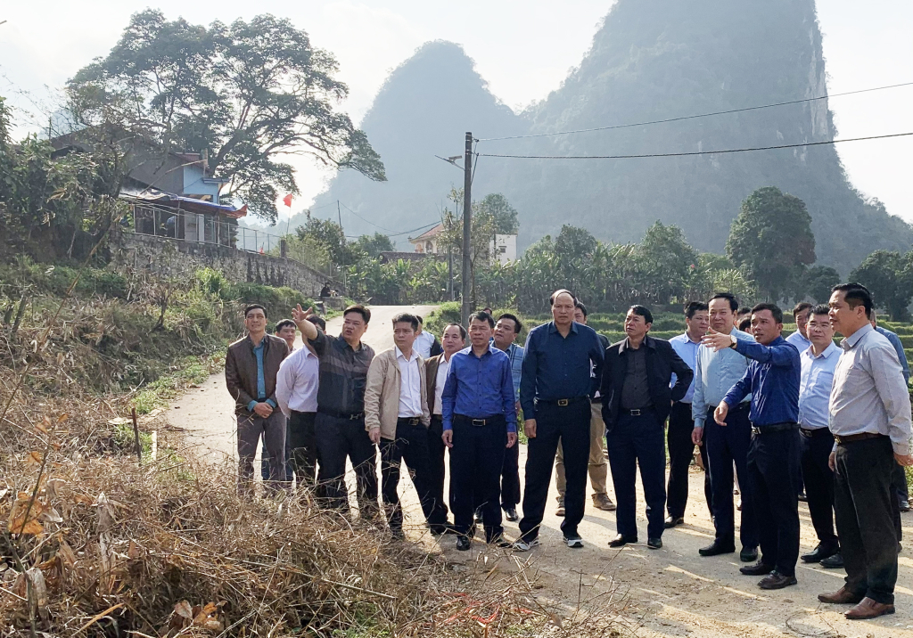 Đoàn công tác của tỉnh trực tiếp đi thực địa, nắm bắt công tác giai phóng mặt bằng tại huyện Thạch An.