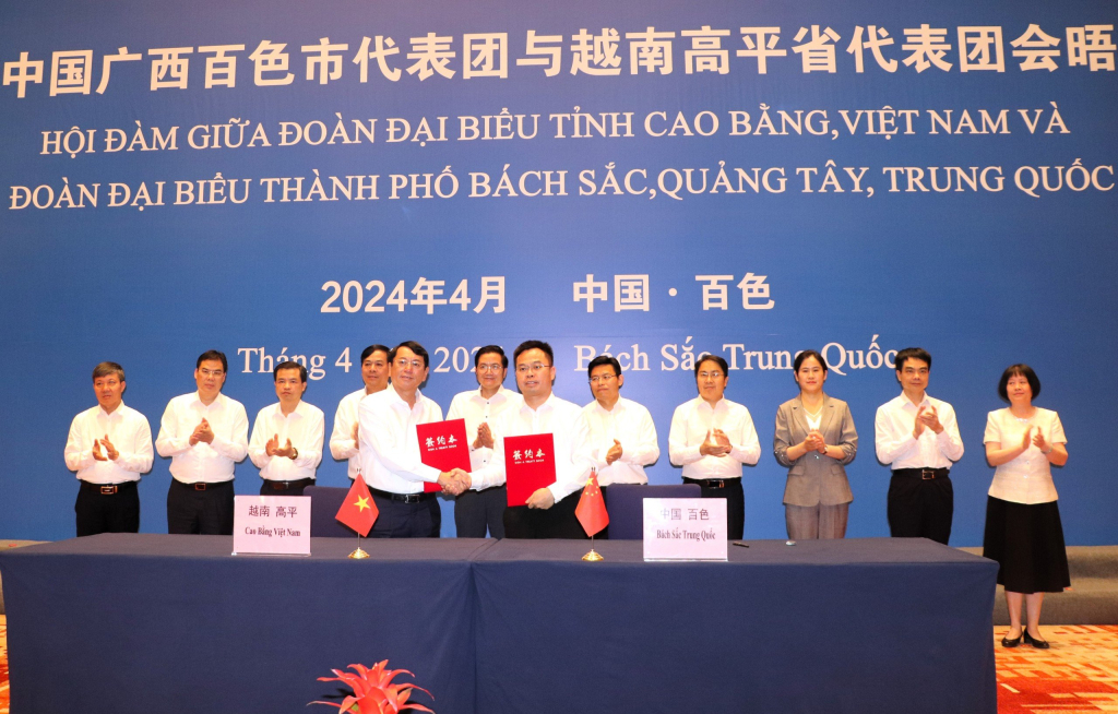 Lãnh đạo hai bên Cao Bằng (Việt Nam) - Bách Sắc (Trung Quốc) ký kết Biên bản hợp tác.