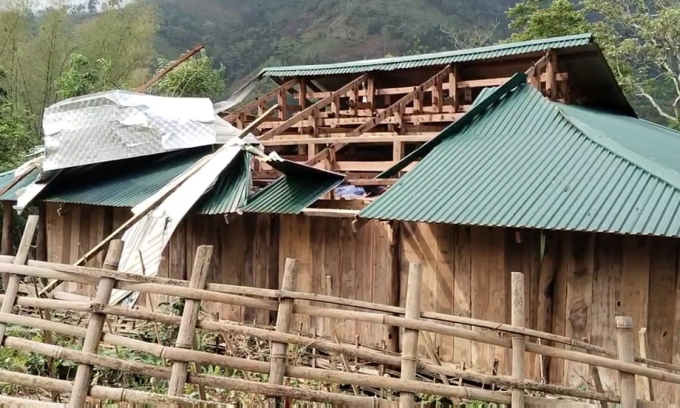 Mưa to kèm lốc xoáy gây thiệt hại nhà ở, một số trường học và hoa màu tại huyện Bảo Lâm