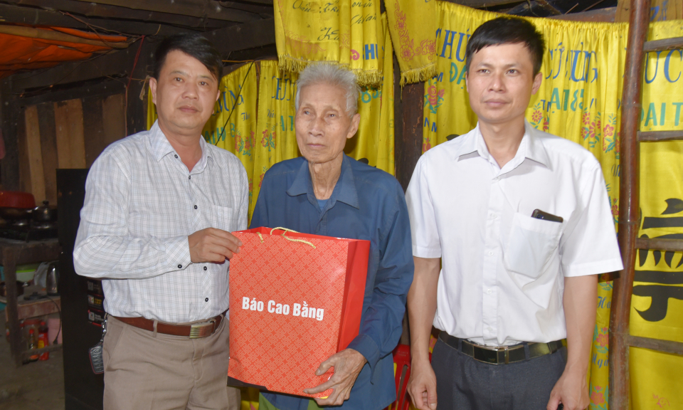 Báo Cao Bằng thăm, tặng quà các chiến sĩ Điện Biên tại huyện Trùng Khánh
