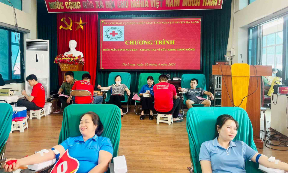 Hạ Lang tiếp nhận 100 đơn vị máu tình nguyện