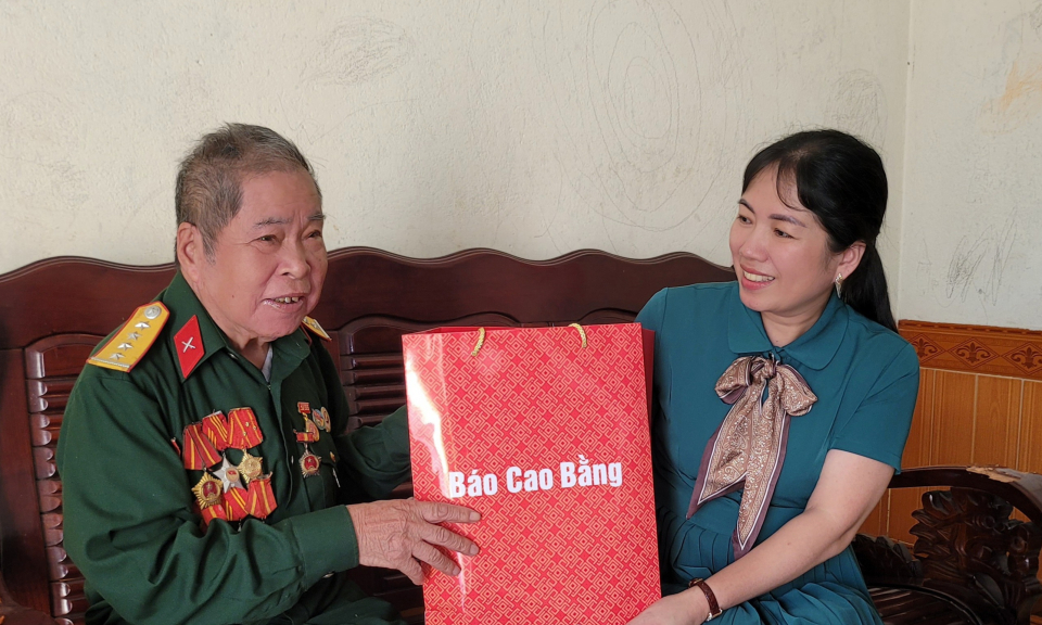 Báo Cao Bằng thăm, tặng quà các chiến sĩ Điện Biên tại Thành phố