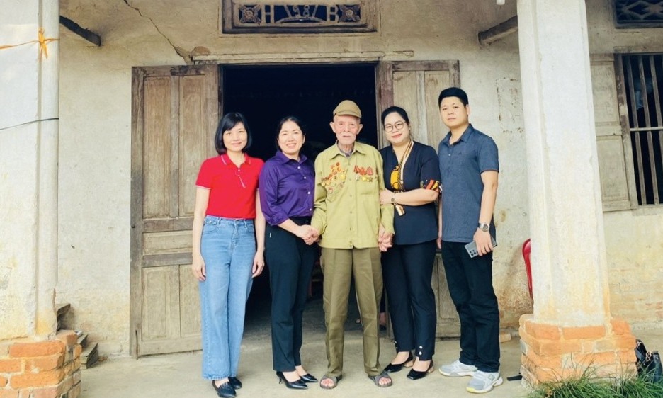 Báo Cao Bằng thăm, tặng quà các chiến sĩ Điện Biên tại huyện Hòa An