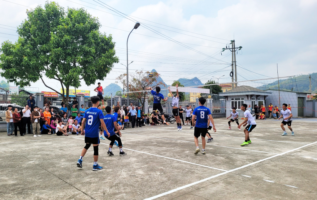 Người dân thị trấn Trùng Khánh (Trùng Khánh) tham gia luyện tập thể thao.