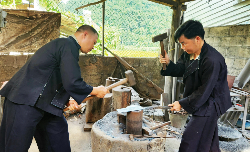 Thực hiện chuyển đổi số giúp các sản phẩm làng rèn Phúc Sen được quảng bá rộng khắp, góp phần tăng thu nhập cho người dân.