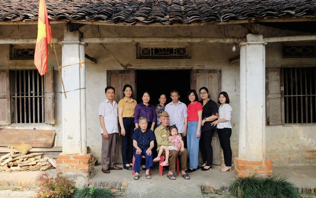 Cán bộ, phóng viên Báo Cao Bằng và chính quyền địa phương chụp ảnh lưu niệm với gia đình chiến sỹ Điện Biên Nguyễn Tiến Pồn,