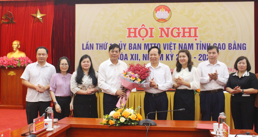 Ban Thường trực Ủy ban MTTQ tỉnh tặng hoa đồng chí Hà Ngọc Giáp, Trưởng Ban Dân vận Tỉnh ủy.