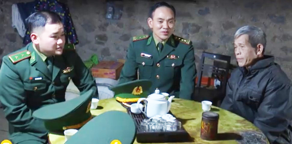Thượng tá Vũ Văn Giảng luôn gắn bó, giúp đỡ nhân dân.